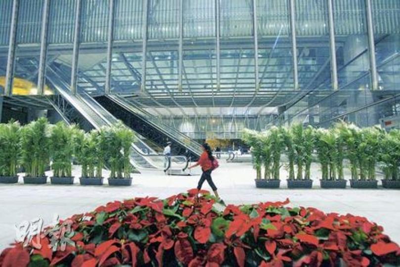 匯豐昨晚在總行地面擺出「盆栽陣」,疑不准市民逗留示威。有立法會議員質疑上址屬公共空間,匯豐自行禁止示威做法不妥。(林振東攝) 匯豐昨晚在總行地面擺出「盆栽陣」,疑不准市民逗留示威。有立法會議員質疑上址屬公共空間,匯豐自行禁止示威做法不妥。(林振東攝)