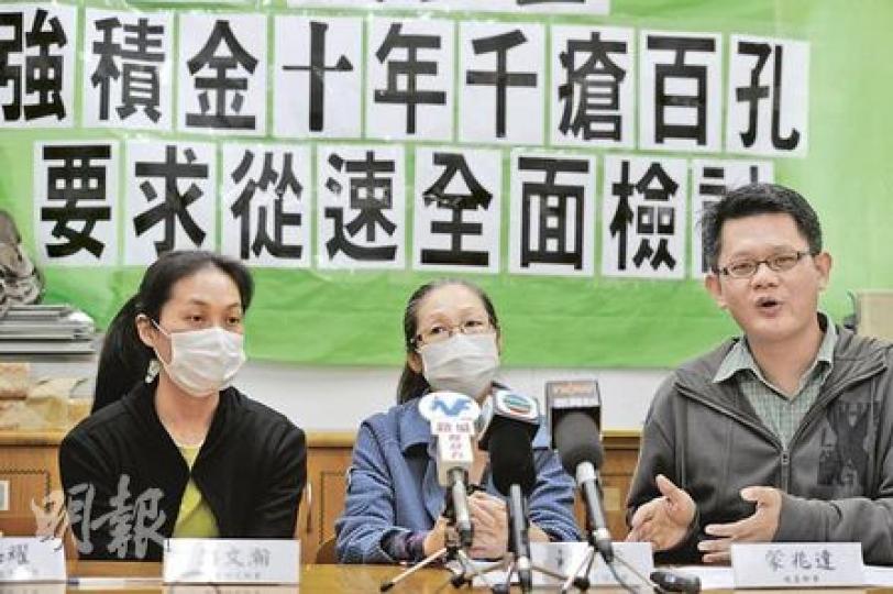 職工盟促請積金局提高行政費透明度及設立上限,統籌幹事蒙兆達(右)認為強積金實施10年來行政費用過高,要求積金局盡快全面檢討。(尹錦恩攝) 職工盟促請積金局提高行政費透明度及設立上限,統籌幹事蒙兆達(右)認為強積金實施10年來行政費用過高,要求積金局盡快全面檢討。(尹錦恩攝)