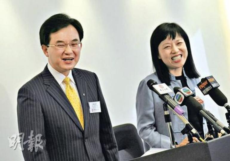 中銀香港企業銀行及金融機構副總經理陳文(左)表示,今日起將新增7間分行處理中行供股申請。右為香港中央證券登記董事總經理鍾絳紅。(葉漢華攝) 中銀香港企業銀行及金融機構副總經理陳文(左)表示,今日起將新增7間分行處理中行供股申請。右為香港中央證券登記董事總經理鍾絳紅。(葉漢華攝)