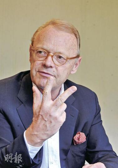 HERMES 行政總裁Patrick Thomas除了眼鏡,全身上下100%Hermes,他說,Hermes是品質的象徵,不是奢侈品,更不是潮流。熱賣的Kelly手袋是1930年代作品,Birkin手袋則設計於1983年。(劉焌陶攝) HERMES 行政總裁Patrick Thomas除了眼鏡,全身上下100%Hermes,他說,Hermes是品質的象徵,不是奢侈品,更不是潮流。熱賣的Kelly手袋是1930年代作品,Birkin手袋則設計於1983年。(劉焌陶攝)