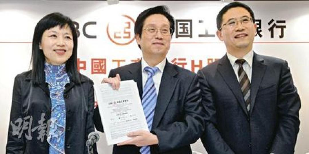 在港有近37萬名股東的工行今日開始加入供股「戰團」,中央證券登記董事總經理鍾絳紅(左)、「粉墨登場」的工行董事會秘書胡浩(中)及工行發言人謝泰峰齊齊會見傳媒,講解供股細節。(余俊亮攝) 在港有近37萬名股東的工行今日開始加入供股「戰團」,中央證券登記董事總經理鍾絳紅(左)、「粉墨登場」的工行董事會秘書胡浩(中)及工行發言人謝泰峰齊齊會見傳媒,講解供股細節。(余俊亮攝)