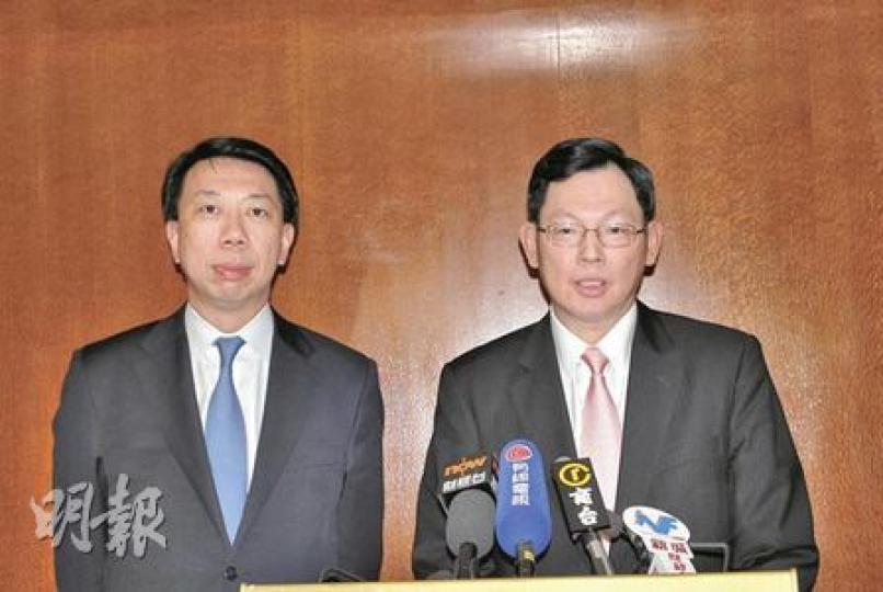 金管局總裁陳德霖(右)反駁指央視所提到的6500億元並非熱錢。(李家欣攝) 金管局總裁陳德霖(右)反駁指央視所提到的6500億元並非熱錢。(李家欣攝)
