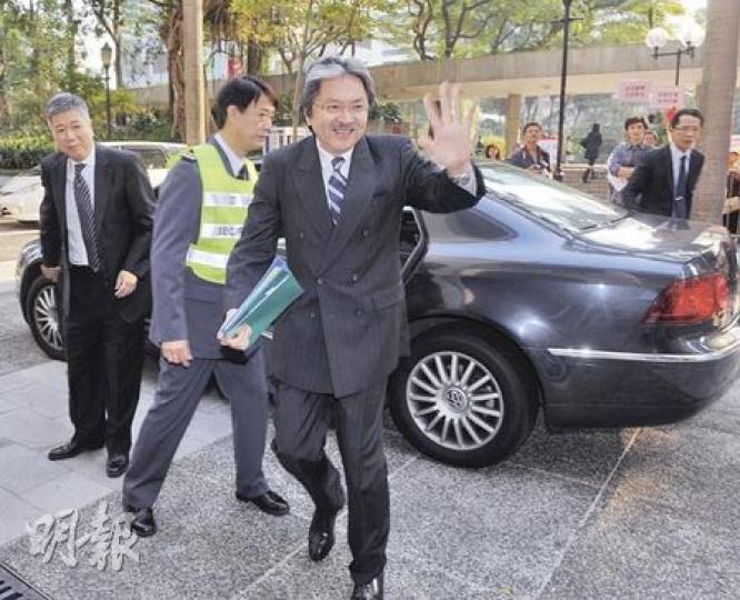 議員揶揄財政司長曾俊華「好得閒」、「英雄無用武之地」,因為在聯匯制度下,港府對「輸入通脹」等問題根本無計可施,曾俊華亦笑着回應說﹕「我會回去好好檢討自己的工作!」(劉焌陶攝)有基層市民及工會團體,昨在立法會門外要求財政司長曾俊華大幅增加商家利得稅。(劉焌陶攝) 議員揶揄財政司長曾俊華「好得閒」、「英雄無用武之地」,因為在聯匯制度下,港府對「輸入通脹」等問題根本無計可施,曾俊華亦笑着回應說﹕「我會回去好好檢討自己的工作!」(劉焌陶攝)有基層市民及工會團體,昨在立法會門外要求財政司長曾俊華大幅增加商家利得稅。(劉焌陶攝)