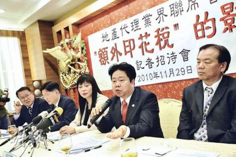 在昨天舉行的地產代理業界聯席會議上,與會的地產代理商總會主席朱建蘭(中)、地產代理聯會主席郭德亮(右二)等,均炮轟港府出招是「好心做壞事」,勢必殺錯良民。(葉漢華攝) 在昨天舉行的地產代理業界聯席會議上,與會的地產代理商總會主席朱建蘭(中)、地產代理聯會主席郭德亮(右二)等,均炮轟港府出招是「好心做壞事」,勢必殺錯良民。(葉漢華攝)