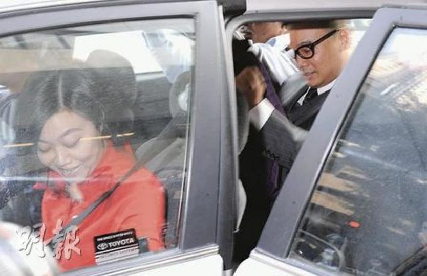原坐在旁聽席支持丈夫馬浩輝的陳寶寶(前),在案件裁決中段疑「打定輸數」離開法庭,等待馬浩輝(後)處理罰款後一併乘車離去。(尹錦恩攝)記者出身的前執業大律師馬浩輝昨被裁定偷胸圍罪成,法庭相信入罪對他已是最大懲罰,輕判他罰款3000元。(尹錦恩攝) 原坐在旁聽席支持丈夫馬浩輝的陳寶寶(前),在案件裁決中段疑「打定輸數」離開法庭,等待馬浩輝(後)處理罰款後一併乘車離去。(尹錦恩攝)記者出身的前執業大律師馬浩輝昨被裁定偷胸圍罪成,法庭相信入罪對他已是最大懲罰,輕判他罰款3000元。(尹錦恩攝)