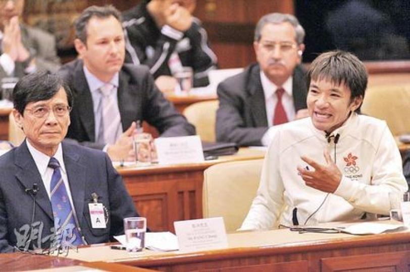 立法會民政事務委員會昨就是否申辦亞運舉行公聽會,單車運動員黃金寶(右)力陳申辦亞運的好處,更抱怨民建聯最先站出來反對申亞,令他奇怪和傷心。圖左為港協暨奧委會義務秘書長彭沖。(尹錦恩攝)民政局長曾德成昨說:「申亞並非為好大喜功或面子工程……若這些感覺是因我引起,我願意深刻反省!」(尹錦恩攝) 立法會民政事務委員會昨就是否申辦亞運舉行公聽會,單車運動員黃金寶(右)力陳申辦亞運的好處,更抱怨民建聯最先站出來反對申亞,令他奇怪和傷心。圖左為港協暨奧委會義務秘書長彭沖。(尹錦恩攝)民政局長曾德成昨說:「申亞並非為好大喜功或面子工程……若這些感覺是因我引起,我願意深刻反省!」(尹錦恩攝)