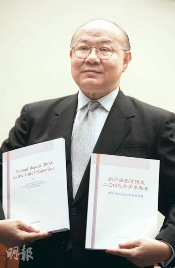 胡國興法官昨日公布《截取通訊及監察事務專員2009周年報告》時大為「收火」,去年點名狠批執法部門「囂張跋扈」的措辭已不復見,換上一副笑臉,稱對執法機關「整體感到滿意」。(朱永倫攝) 胡國興法官昨日公布《截取通訊及監察事務專員2009周年報告》時大為「收火」,去年點名狠批執法部門「囂張跋扈」的措辭已不復見,換上一副笑臉,稱對執法機關「整體感到滿意」。(朱永倫攝)