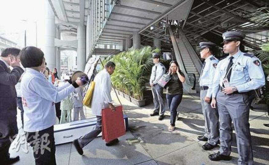 匯豐中環總行昨設「盆栽陣」配合保安員變相劃出禁止示威區,阻止在匯豐私人銀行投資了accumulator致損失慘重的內地示威者闖入,但示威者未有放棄,「退守」到禁區外後繼續以銅鑼和音響器材大播哀樂,實行噪音抗議,不少路過市民都要掩耳抵擋噪音。(余俊亮攝) 匯豐中環總行昨設「盆栽陣」配合保安員變相劃出禁止示威區,阻止在匯豐私人銀行投資了accumulator致損失慘重的內地示威者闖入,但示威者未有放棄,「退守」到禁區外後繼續以銅鑼和音響器材大播哀樂,實行噪音抗議,不少路過市民都要掩耳抵擋噪音。(余俊亮攝)