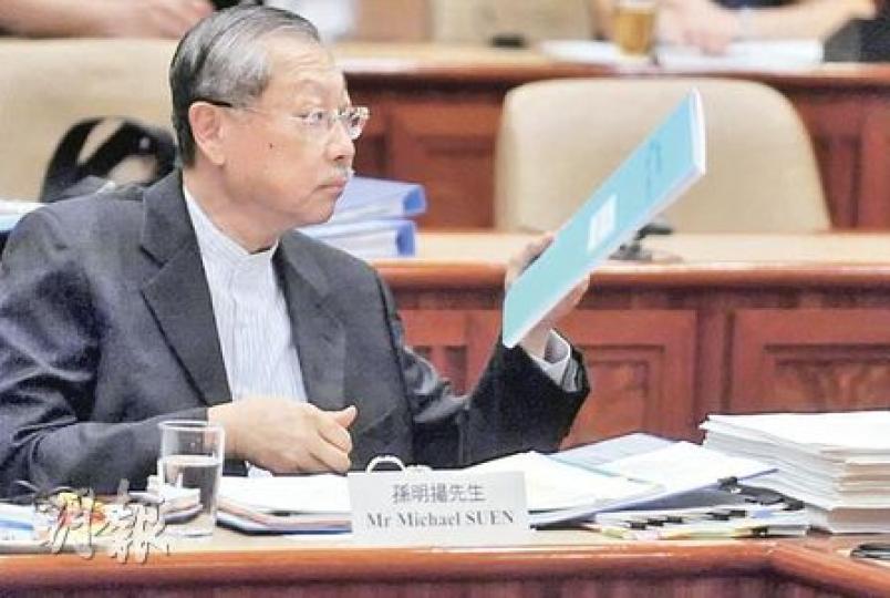 教育局長孫明揚昨出席立法會帳委會聆訊,承認過往監管有問題,部分問題是歷史遺留下來的問題,現正逐步解決。但針對個別學校的違規問題,他直認「無牙力」,曾數度要求對方糾正卻不獲理會。(劉焌陶攝)立會議員張文光以當年教育局以取消英基學校資助為手段,成功迫使英基學校改組校董會為例,批評教育局在監管直資問題上不是「無牙力」,而是「有牙無用力」。(劉焌陶攝) 教育局長孫明揚昨出席立法會帳委會聆訊,承認過往監管有問題,部分問題是歷史遺留下來的問題,現正逐步解決。但針對個別學校的違規問題,他直認「無牙力」,曾數度要求對方糾正卻不獲理會。(劉焌陶攝)立會議員張文光以當年教育局以取消英基學校資助為手段,成功迫使英基學校改組校董會為例,批評教育局在監管直資問題上不是「無牙力」,而是「有牙無用力」。(劉焌陶攝)