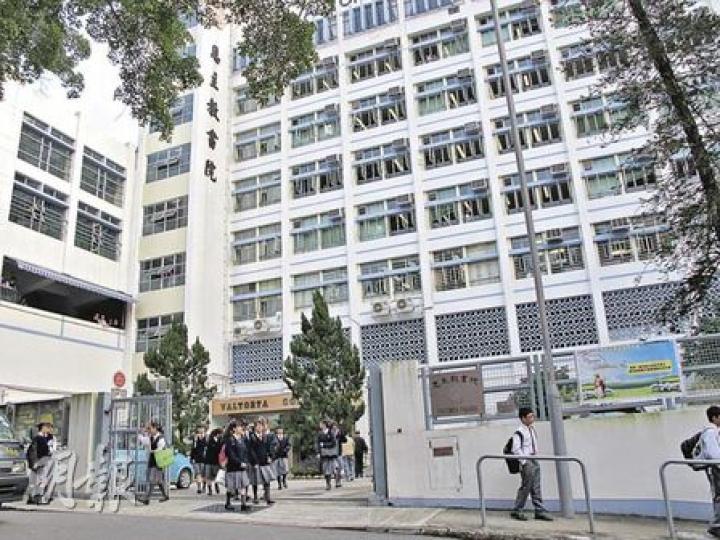 大埔恩主教書院一名中二男生,為博女同學垂青,向同學派錢逞威,引來全校嘩然。校方昨發聲明,表示已向學生作輔導,並要求其他學生不得再對外談論。(彭美芳攝) 大埔恩主教書院一名中二男生,為博女同學垂青,向同學派錢逞威,引來全校嘩然。校方昨發聲明,表示已向學生作輔導,並要求其他學生不得再對外談論。(彭美芳攝)