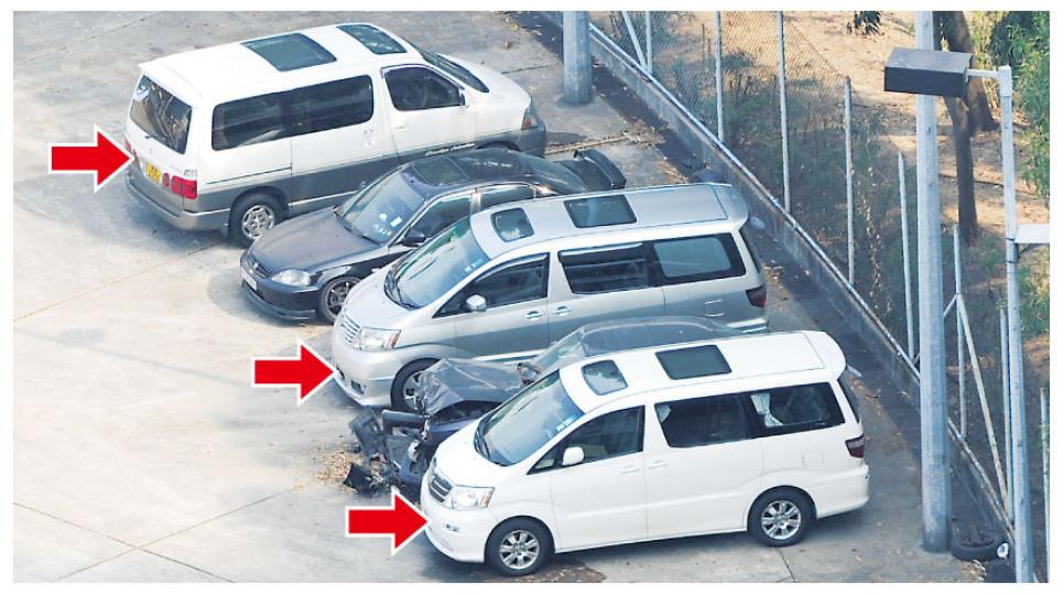 警方在渣甸山一間國際學校外截獲3輛七人車(箭嘴示),懷疑有人非法收費接載學童上學,汽車其後被拖至扣留中心。(林錫禮攝)渣甸山香港法國國際學校門外,逢上下課交通均非常擠塞(見圖)。(林錫禮攝) 警方在渣甸山一間國際學校外截獲3輛七人車(箭嘴示),懷疑有人非法收費接載學童上學,汽車其後被拖至扣留中心。(林錫禮攝)渣甸山香港法國國際學校門外,逢上下課交通均非常擠塞(見圖)。(林錫禮攝)