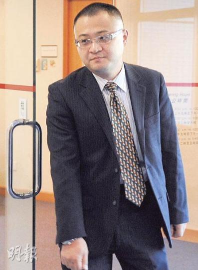 普通科醫生劉起東(圖)被指於2006年在《女子生活》賣美容廣告,提供免費激光脫毛。醫委會昨裁定他專業失德,輕判發警告信及刊憲譴責。(朱永倫攝) 普通科醫生劉起東(圖)被指於2006年在《女子生活》賣美容廣告,提供免費激光脫毛。醫委會昨裁定他專業失德,輕判發警告信及刊憲譴責。(朱永倫攝)