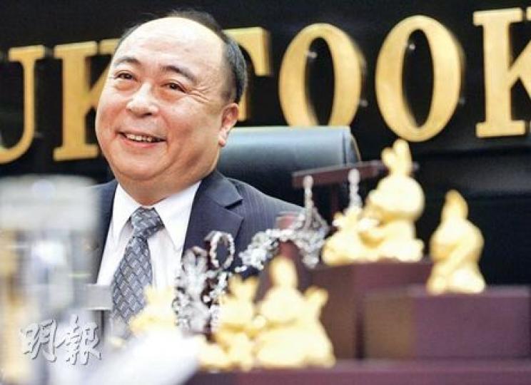 六福集團行政總裁兼大股東黃偉常表示,雖然股價再創新高,但目前未有減持或配股計劃;而周生生產品質量問題亦無影響旗下同類產品的銷售。(林振東攝) 六福集團行政總裁兼大股東黃偉常表示,雖然股價再創新高,但目前未有減持或配股計劃;而周生生產品質量問題亦無影響旗下同類產品的銷售。(林振東攝)