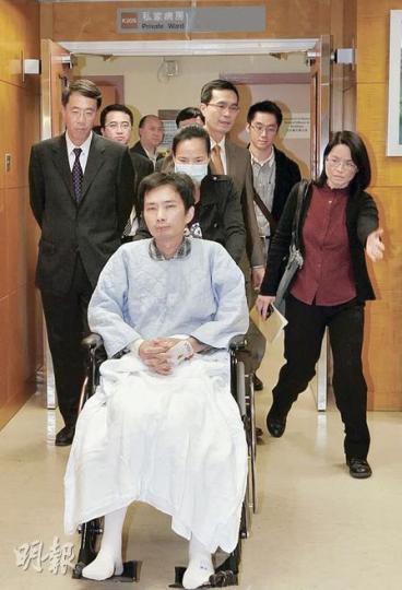 袁偉祥(圖)昨日由深切治療病房轉到普通病房,昨首度公開露面。他與太太都表示非常感激捐肝的許細文(圖2)。(李紹昌攝) 袁偉祥(圖)昨日由深切治療病房轉到普通病房,昨首度公開露面。他與太太都表示非常感激捐肝的許細文(圖2)。(李紹昌攝)