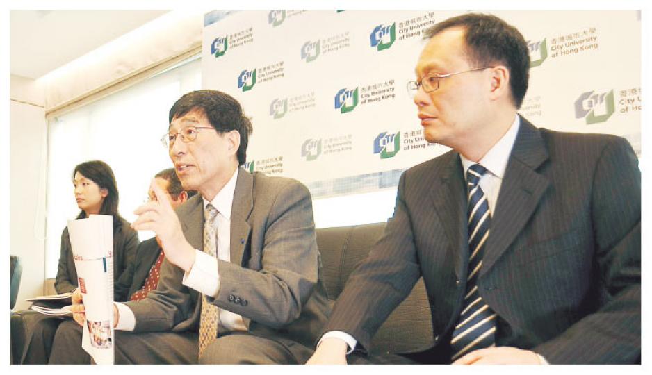 質保局昨公布城大《質素核證報告》,校長郭位(右二)表示接納報告建議,副校長林群聲(右一)指跟進各項報告建議,包括要求所有課程每5年外評1次、集中處理學生實習和海外交流等。(葉漢華攝) 質保局昨公布城大《質素核證報告》,校長郭位(右二)表示接納報告建議,副校長林群聲(右一)指跟進各項報告建議,包括要求所有課程每5年外評1次、集中處理學生實習和海外交流等。(葉漢華攝)