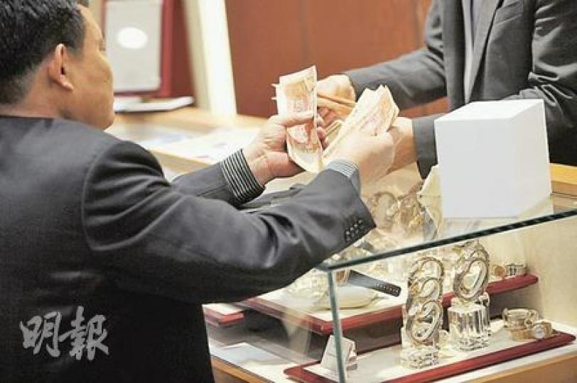 工商銀行邀請內地500名年均簽帳消費達500萬元人民幣的客人來港旅遊3天,有表行特別預留新款名表,成功吸引豪客掃貨。(朱永倫攝) 工商銀行邀請內地500名年均簽帳消費達500萬元人民幣的客人來港旅遊3天,有表行特別預留新款名表,成功吸引豪客掃貨。(朱永倫攝)