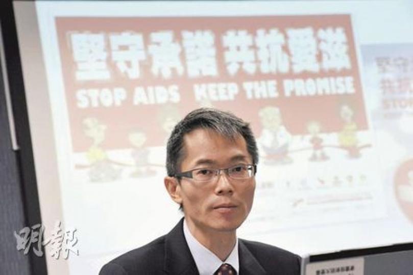 衛生防護中心公布今年第三季共接獲81宗愛滋病毒感染個案,中心顧問醫生(特別預防計劃)黃加慶提醒市民正確使用安全套以減低風險。(葉漢華攝) 衛生防護中心公布今年第三季共接獲81宗愛滋病毒感染個案,中心顧問醫生(特別預防計劃)黃加慶提醒市民正確使用安全套以減低風險。(葉漢華攝)
