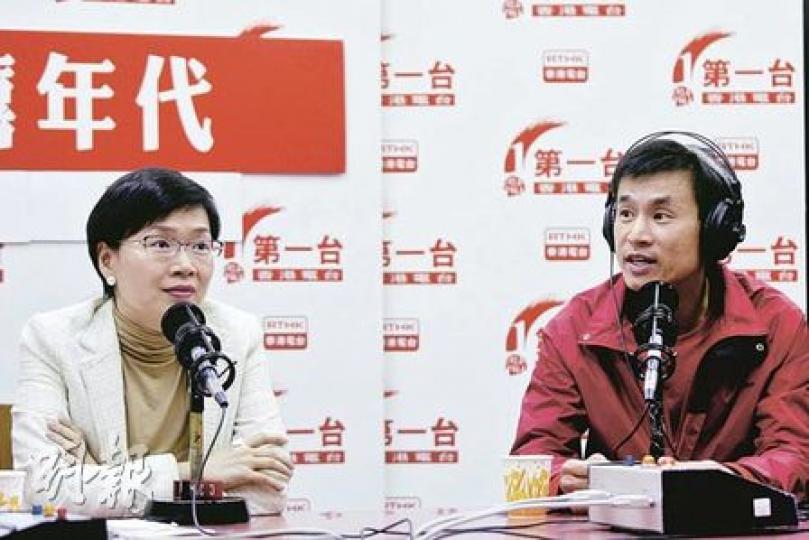 民政事務局副局長許曉暉(左)和亞運單車隊領隊洪松蔭(右)昨出席電台節目,支持香港申辦亞運,洪松蔭強調自願撐申亞,並非「被政府擺上枱」。(郭慶輝攝)(明報製圖) 民政事務局副局長許曉暉(左)和亞運單車隊領隊洪松蔭(右)昨出席電台節目,支持香港申辦亞運,洪松蔭強調自願撐申亞,並非「被政府擺上枱」。(郭慶輝攝)(明報製圖)