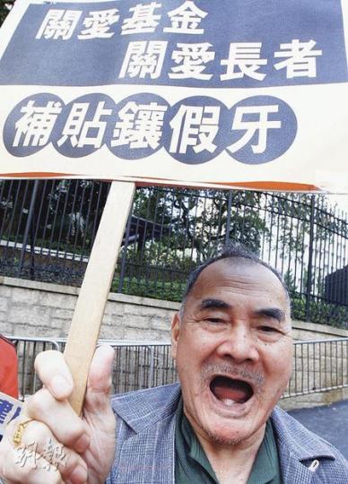 關愛基金督導委員會今日開會,民建聯昨日趁行政會議開會期間前往請願,要求關愛基金設立長者鑲假牙津貼。(李紹昌攝)兒童發展配對基金主席鄭慕智(中排左三)、義務司庫楊俊偉(中排左二)及副主席蔡元雲,昨公布月底舉辦的聖誕籌款活動,與香港靈糧堂幼稚園學生一同獻唱聖誕歌。(郭慶輝攝) 關愛基金督導委員會今日開會,民建聯昨日趁行政會議開會期間前往請願,要求關愛基金設立長者鑲假牙津貼。(李紹昌攝)兒童發展配對基金主席鄭慕智(中排左三)、義務司庫楊俊偉(中排左二)及副主席蔡元雲,昨公布月底舉辦的聖誕籌款活動,與香港靈糧堂幼稚園學生一同獻唱聖誕歌。(郭慶輝攝)