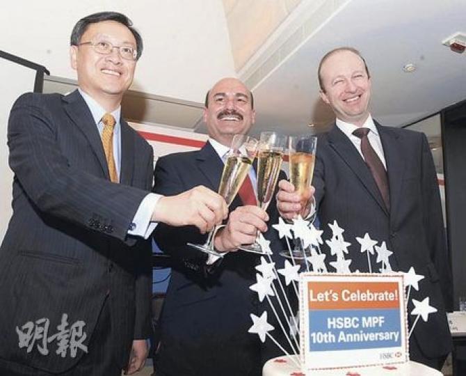 強積金「一哥」匯豐保險總監朱永耀(左)和匯豐保險集團(亞太)主席兼行政總裁湯德信(中)等喝香檳和切蛋糕,慶祝匯豐在強積金成立十周年的前夕推出新產品。(劉焌陶攝) 強積金「一哥」匯豐保險總監朱永耀(左)和匯豐保險集團(亞太)主席兼行政總裁湯德信(中)等喝香檳和切蛋糕,慶祝匯豐在強積金成立十周年的前夕推出新產品。(劉焌陶攝)