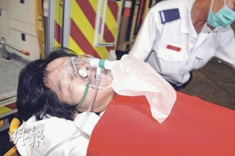 大角嘴夫婦燒炭自殺,男事主送院急救後無性命之虞。(衛永康攝)女事主因難耐痛苦呼救,結果驚動女兒,她送院時清醒。(衛永康攝) 大角嘴夫婦燒炭自殺,男事主送院急救後無性命之虞。(衛永康攝)女事主因難耐痛苦呼救,結果驚動女兒,她送院時清醒。(衛永康攝)