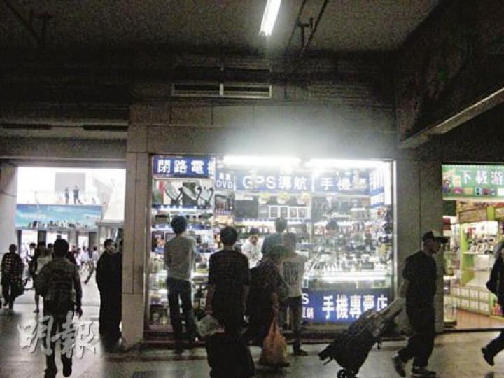 經過警方前日的掃蕩行動,羅湖口岸的士多店昨日仍照常營業,但沒有再進行兌換人民幣的生意。(明報記者攝) 經過警方前日的掃蕩行動,羅湖口岸的士多店昨日仍照常營業,但沒有再進行兌換人民幣的生意。(明報記者攝)