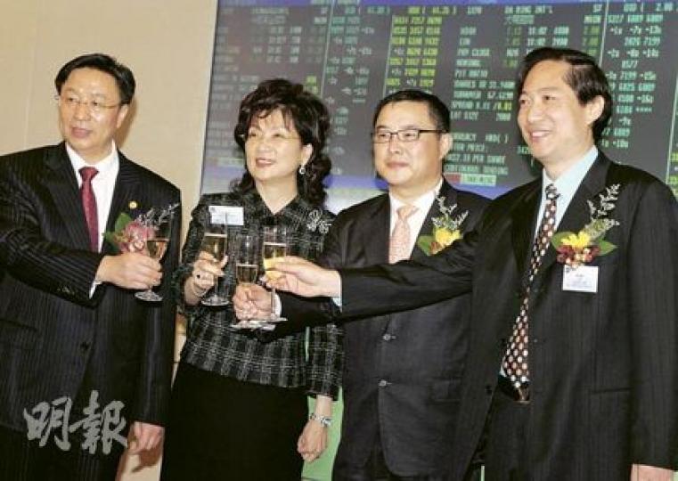 新股市場未見起色,中金國際首日股價「潛水」近4%,大明國際股價微升,投資者仍要蝕手續費。轉板上市的三寶科技則炒高6%。圖左為中國黃金董事長孫兆學,右二為大明主席周克明,最右為南京三寶主席沙牧。(劉焌陶攝) 新股市場未見起色,中金國際首日股價「潛水」近4%,大明國際股價微升,投資者仍要蝕手續費。轉板上市的三寶科技則炒高6%。圖左為中國黃金董事長孫兆學,右二為大明主席周克明,最右為南京三寶主席沙牧。(劉焌陶攝)