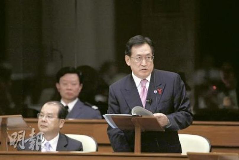 食衛局長周一嶽(前右)表示,本港法例禁止任何商業性質的代母安排,不論付款或接受付款任何一方在香港或其他地方發生都屬違法。(李紹昌攝) 食衛局長周一嶽(前右)表示,本港法例禁止任何商業性質的代母安排,不論付款或接受付款任何一方在香港或其他地方發生都屬違法。(李紹昌攝)