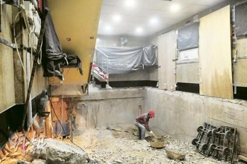 葵星中心A座電梯大堂地台因下陷而要修葺,日前工人鑿開地台後發現地台下是一個「四四正正」的2米深巨大「密室」。圖中右邊木板蓋着的地方,為3部升降機的位置,目前居民要繞過停車場登上上一層才可搭升降機。(張智超攝) 葵星中心A座電梯大堂地台因下陷而要修葺,日前工人鑿開地台後發現地台下是一個「四四正正」的2米深巨大「密室」。圖中右邊木板蓋着的地方,為3部升降機的位置,目前居民要繞過停車場登上上一層才可搭升降機。(張智超攝)