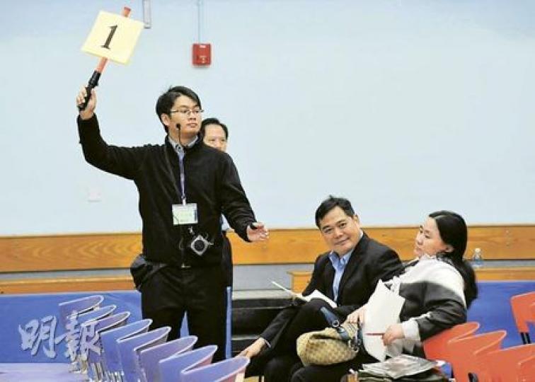 「雞仔餅大王」梁銳洪(右二)豪花近39萬,投得3個乾貨攤檔賣雞仔餅。他指需賣1.5萬斤才能打成平手。(葉漢華攝) 「雞仔餅大王」梁銳洪(右二)豪花近39萬,投得3個乾貨攤檔賣雞仔餅。他指需賣1.5萬斤才能打成平手。(葉漢華攝)
