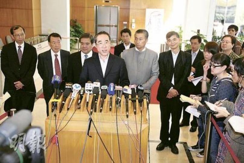 關愛基金主席唐英年(左四)昨日委任5名小組委員會主席,討論關愛基金的具體運作。左起為陳玉樹、周永新、胡定旭、唐英年、陳振彬及羅致光。(郭慶輝攝) 關愛基金主席唐英年(左四)昨日委任5名小組委員會主席,討論關愛基金的具體運作。左起為陳玉樹、周永新、胡定旭、唐英年、陳振彬及羅致光。(郭慶輝攝)