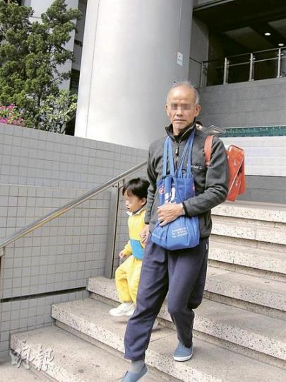 年逾六旬的黃姓被告昨帶同身穿校服的4歲幼子到庭應訊,他承認兩項襲擊兒童罪候判。(梁珮珊攝) 年逾六旬的黃姓被告昨帶同身穿校服的4歲幼子到庭應訊,他承認兩項襲擊兒童罪候判。(梁珮珊攝)