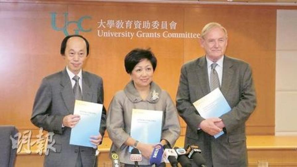 教資會主席史美倫(中)昨日聯同高等教育檢討小組召集人Colin Lucas(右)及小組成員高彥鳴教授(左),發表《展望香港高等教育體系》報告,建議成立新機構監管自資院校。(蕭輝浩攝)(明報製圖) 教資會主席史美倫(中)昨日聯同高等教育檢討小組召集人Colin Lucas(右)及小組成員高彥鳴教授(左),發表《展望香港高等教育體系》報告,建議成立新機構監管自資院校。(蕭輝浩攝)(明報製圖)