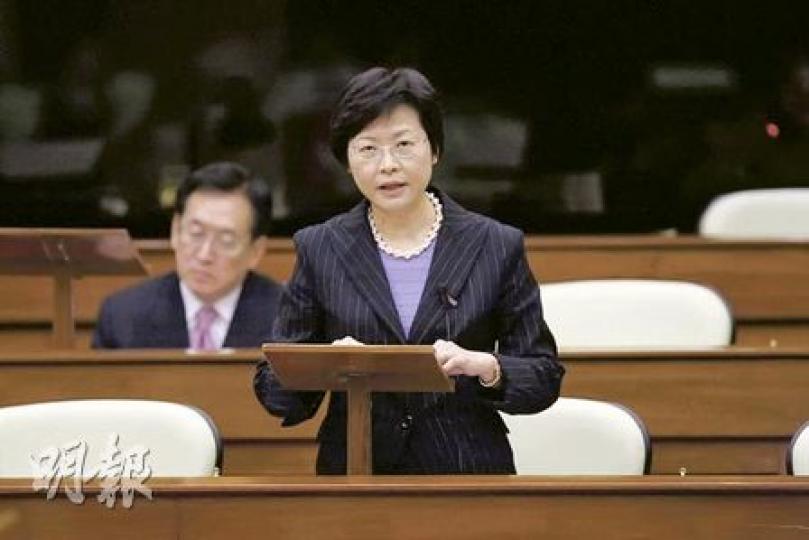 發展局長林鄭月娥強調,明白市民關注臨時爆炸品貯存所的危險性,但表示興建這些設施時政府會嚴格審批,過去從沒發生過安全事故。(李紹昌攝) 發展局長林鄭月娥強調,明白市民關注臨時爆炸品貯存所的危險性,但表示興建這些設施時政府會嚴格審批,過去從沒發生過安全事故。(李紹昌攝)