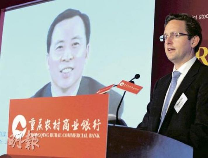 重農行董事長兼執行董事劉建忠(屏幕中)表示,該行完成H股上市後,2013年前毋須再融資。(劉焌陶攝) 重農行董事長兼執行董事劉建忠(屏幕中)表示,該行完成H股上市後,2013年前毋須再融資。(劉焌陶攝)