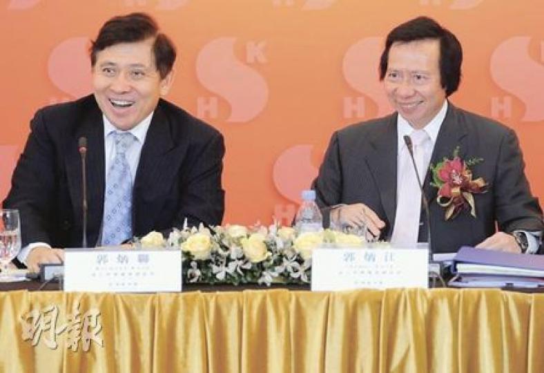 新地副主席郭炳聯(左)、郭炳江(右)昨日將大部分問題交由同事回答,其中郭炳聯一度欲親自回答,並稱﹕「至於(公司會否)以人民幣在港發債方面……都是Patrick(執董陳國威)答好一點。」引得哄堂大笑。(尹錦恩攝)新地代理執行董事周國賢(左)、雷霆(右)同樣指出,近期一、二手成交量都跌了,樓價亦回調。(尹錦恩攝) 新地副主席郭炳聯(左)、郭炳江(右)昨日將大部分問題交由同事回答,其中郭炳聯一度欲親自回答,並稱﹕「至於(公司會否)以人民幣在港發債方面……都是Patrick(執董陳國威)答好一點。」引得哄堂大笑。(尹錦恩攝)新地代理執行董事周國賢(左)、雷霆(右)同樣指出,近期一、二手成交量都跌了,樓價亦回調。(尹錦恩攝)