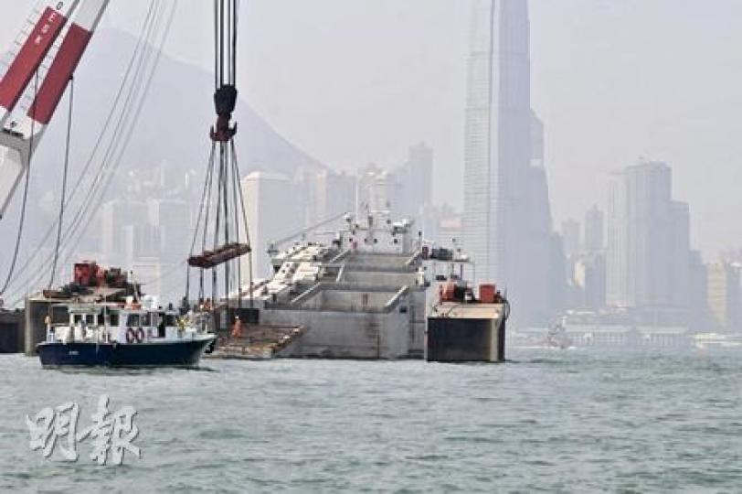 「重任1601」載有4件中巨型預製組件,昨早在港下潛卸貨,借助海水浮力減輕組件重量,由其他吊船、拖船拖往施工。(林錫禮攝) 「重任1601」載有4件中巨型預製組件,昨早在港下潛卸貨,借助海水浮力減輕組件重量,由其他吊船、拖船拖往施工。(林錫禮攝)