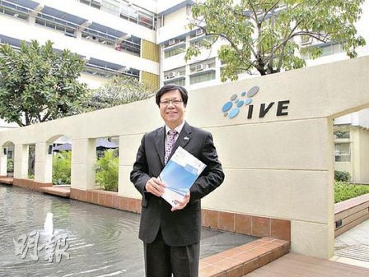 職訓局專業教育顧問梁任城認為,完成中四的學生轉讀中專課程,只需兩年便可畢業,不少學生發現自己不適合在文法中學讀書,亦會考慮這條出路。(彭美芳攝) 職訓局專業教育顧問梁任城認為,完成中四的學生轉讀中專課程,只需兩年便可畢業,不少學生發現自己不適合在文法中學讀書,亦會考慮這條出路。(彭美芳攝)