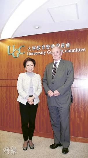 教資會主席史美倫(左)和高等教育檢討召集人Sir Colin Lucas(右)表示,希望八大院校在行政上加強合作,例如將學校診所一同外判、共同採購文具等,節省資源投放在教學和研究。(蕭輝浩攝) 教資會主席史美倫(左)和高等教育檢討召集人Sir Colin Lucas(右)表示,希望八大院校在行政上加強合作,例如將學校診所一同外判、共同採購文具等,節省資源投放在教學和研究。(蕭輝浩攝)