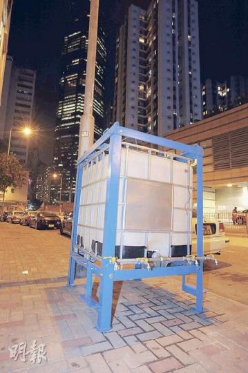 港島東多幢樓宇昨晚10時開始暫停供食水,水務署安排20多個大型水箱供水,至今日凌晨仍未見有市民排隊取水。(樊銳昌攝) 港島東多幢樓宇昨晚10時開始暫停供食水,水務署安排20多個大型水箱供水,至今日凌晨仍未見有市民排隊取水。(樊銳昌攝)