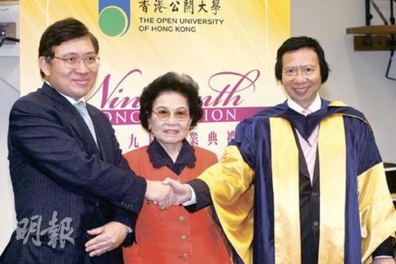 郭炳江(右)獲公開大學頒授榮譽工商管理博士學位,母親郭鄺肖卿同埋三弟郭炳聯(左)都有到場觀禮。(李紹昌攝) 郭炳江(右)獲公開大學頒授榮譽工商管理博士學位,母親郭鄺肖卿同埋三弟郭炳聯(左)都有到場觀禮。(李紹昌攝)