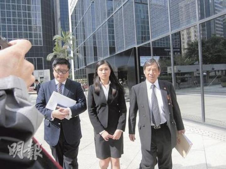 被指以性愛片段勒索72歲富商男友的陳學殷(中),昨日情緒不穩定,經常低頭飲泣。(黃景怡攝) 被指以性愛片段勒索72歲富商男友的陳學殷(中),昨日情緒不穩定,經常低頭飲泣。(黃景怡攝)