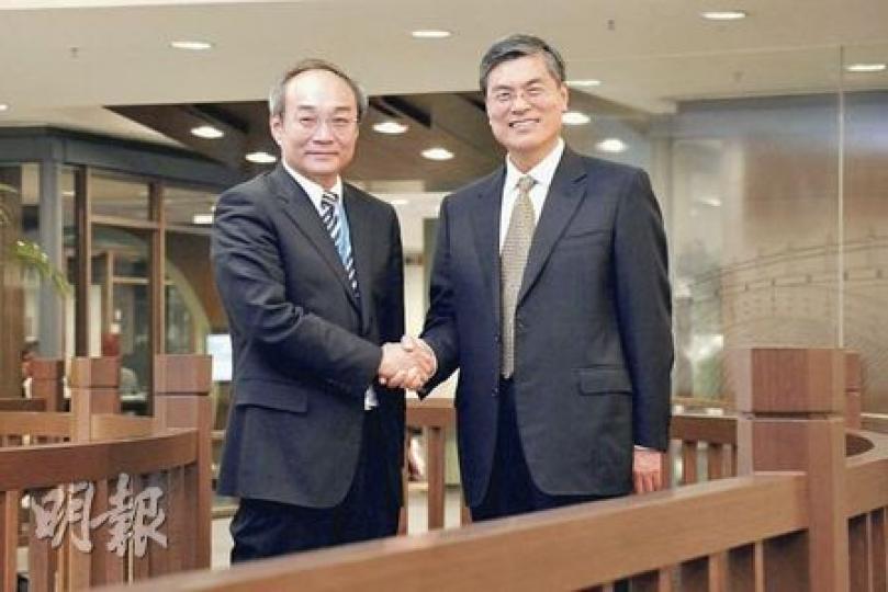 中國工程院常務副院長潘雲鶴(右)表示,兩岸四地會盡早緊密合作,令各地古代典藏透過數碼化儲存互相分享,承傳中國文化。台灣中央研究院副院長王汎森(左)亦認為,國際間分享文化令各地市民得益。(葉漢華攝) 中國工程院常務副院長潘雲鶴(右)表示,兩岸四地會盡早緊密合作,令各地古代典藏透過數碼化儲存互相分享,承傳中國文化。台灣中央研究院副院長王汎森(左)亦認為,國際間分享文化令各地市民得益。(葉漢華攝)