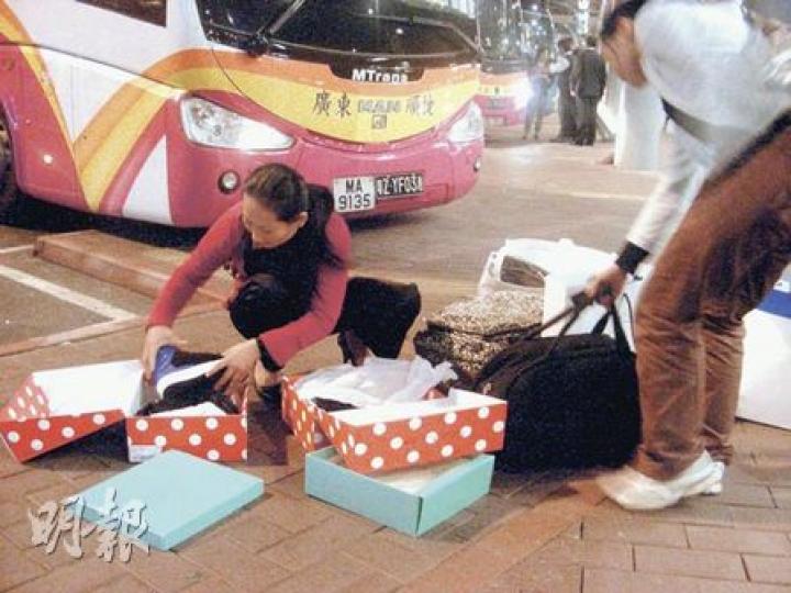 滿載而歸的內地客,從深圳灣口岸進入深圳境前,先將物品包裝拆去,避免被內地海關徵稅。(明報記者攝) 滿載而歸的內地客,從深圳灣口岸進入深圳境前,先將物品包裝拆去,避免被內地海關徵稅。(明報記者攝)