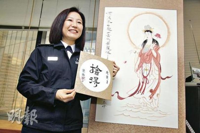 提早退休的入境處助理處長陳詠梅鍾情書畫佛學,圖中的書畫正是出自其手筆,陳詠梅直言,學佛令她更相信「因緣」,包括本想大學畢業後進修研究生的她,卻意外加入入境處至今,但多次被傳媒拍到與廉政專員湯顯明「拍拖」出席活動的她,被問及「姻緣」只笑而不談,婉拒回應兩人緋聞。(陳智良攝) 提早退休的入境處助理處長陳詠梅鍾情書畫佛學,圖中的書畫正是出自其手筆,陳詠梅直言,學佛令她更相信「因緣」,包括本想大學畢業後進修研究生的她,卻意外加入入境處至今,但多次被傳媒拍到與廉政專員湯顯明「拍拖」出席活動的她,被問及「姻緣」只笑而不談,婉拒回應兩人緋聞。(陳智良攝)