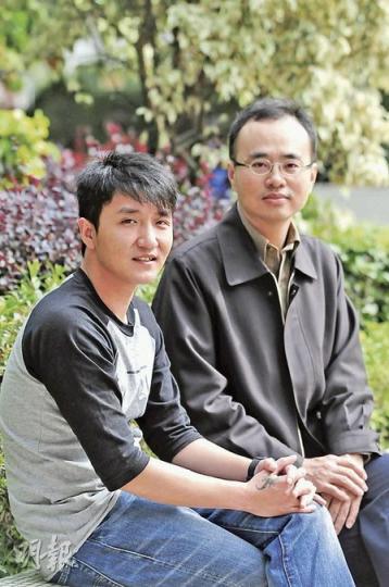 鄭明輝(左)會以吸毒過來人身分出席本月12日的映後座談會。他與導演張經緯(右)均認為,設映後座談會可跟觀眾作更多交流,深化電影信息。(張智超攝) 鄭明輝(左)會以吸毒過來人身分出席本月12日的映後座談會。他與導演張經緯(右)均認為,設映後座談會可跟觀眾作更多交流,深化電影信息。(張智超攝)