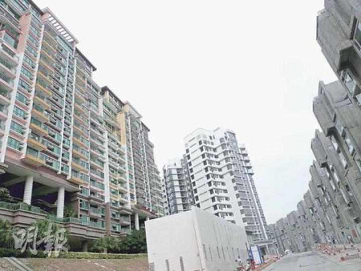 愉景灣住宅80年代起落成，現時仍新建樓房。高座「翠廬」頂層（左）是呂子斌夫婦的住處，黑白色中座新樓（中）高度稍低一點，但與「翠廬」也差不多，與鄰座如同屏風，擋住翠廬住戶視線。（何偉畧攝）