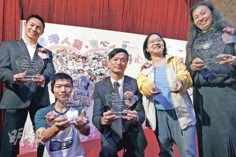 是次頒獎禮於收集到的500個好心故事中，特別表揚當中5個「好心人」或「好心團體」，左起﹕林威強、陳培欽、呂錦強、龐志成的胞姊及「娥媽」張雪娥。（李紹昌攝）當年獲「娥媽」（左）擔保大學學生資助貸款擔保，Ken（右），昨日從中山趕回香港出席典禮。（歐文瀚攝）