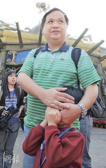 湛先生昨日與兒子到海洋公園遊玩，他表示列車急煞時乘客人疊人般倒地，場面嚇人，他又投訴園方應變差。（劉焌陶攝）