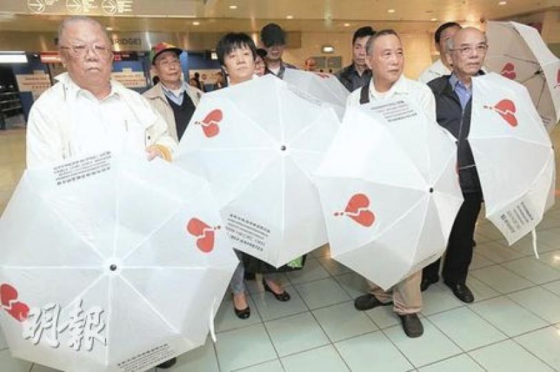 港商權益關注組多年來不斷到內地抗議，召集人陸偉萍（左三）等10人早前到澳門闖關，撐着「破碎的心」自製雨傘，準備向到訪的總理溫家寶遞申訴信，但全部被拒入境。眾人中，除了75歲的老伯張鋈坤（左一）2008年到京奧抗議後取回部分賠償，其餘人全部未獲分毫。（何家達攝）